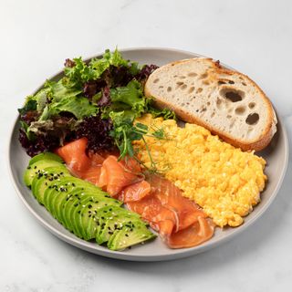 Скрэмбл с авокадо и малосольным лососем