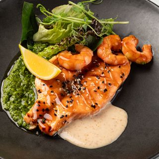 Лосось в терияки и креветками