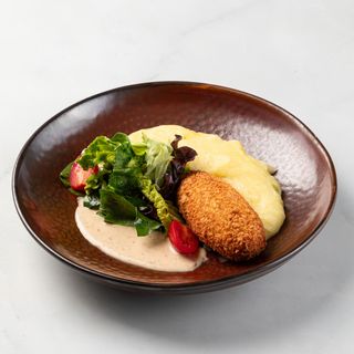 Куриная котлета с пюре и ореховым соусом