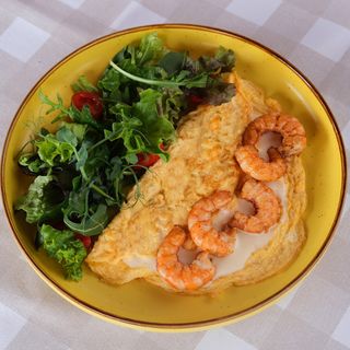 Омлет с креветками и сырным соусом