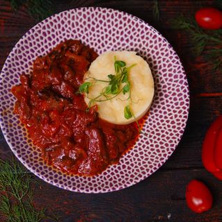 Гуляш с говядиной