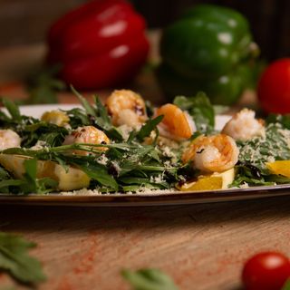 Салат с креветками и цитрусовой заправкой