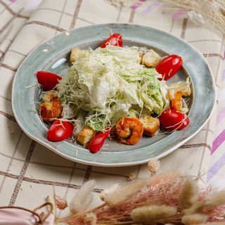 Цезарь с тигровыми креветками