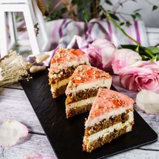 Морковный торт кусочек