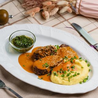 Говяжья щека с картофельным пюре