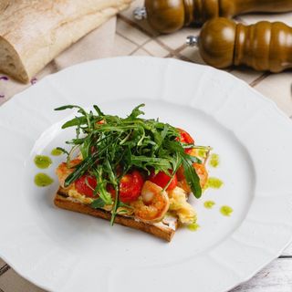 Скрэмбл тост с креветками