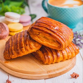 Слойка с вишней 