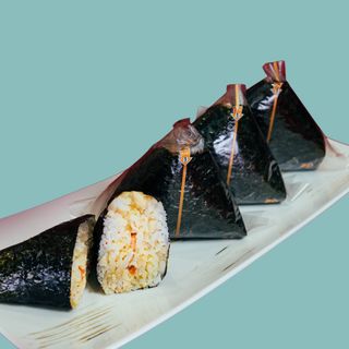 Онигири с лососем 1шт