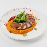 Утиная грудка с морковным пюре