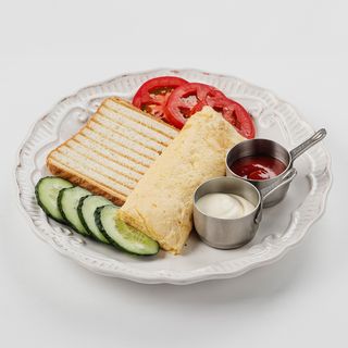 Омлет с поджаренным тостом