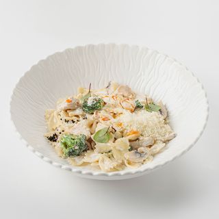 Фарфалле с курицей и грибами