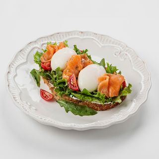 Яйцо пашот с сыром Креметте на злаковом хлебе