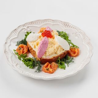 Скрэмбл с лососем на булочке бриошь