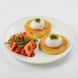 Драники с яйцом пашот и слабосоленой семгой