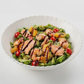 Теплый салат с морепродуктами