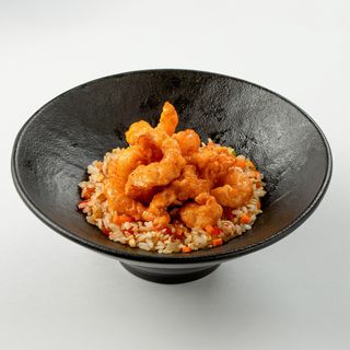 Креветки в соусе "Динамит" с рисом и овощами