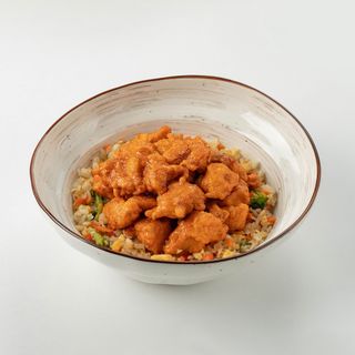 Курица в соусе "Динамит" с рисом и овощами