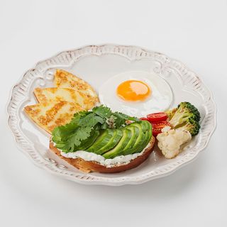 Завтрак с халуми и авокадо