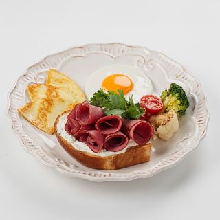 Завтрак с халуми и копченным мясом