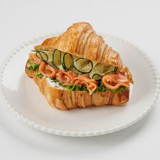 Круассан с семгой