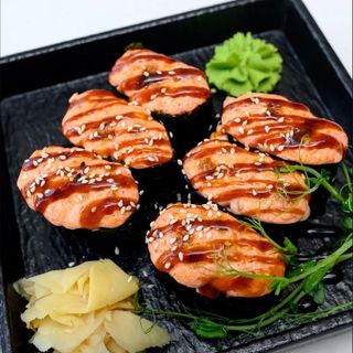 Гункан Запеченный с лососем (6 шт)