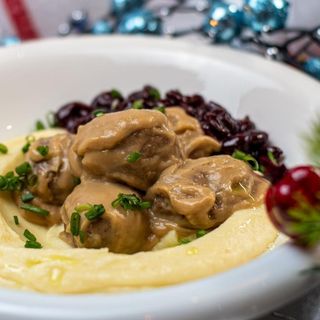 Фрикадельки с вишневым соусом