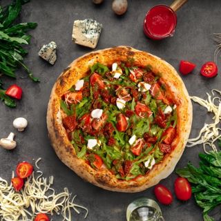 Пицца "С вяленными помидорами и рукколой" (острая)