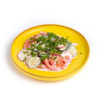 Салат из редиски и свежих овощей в сметан. заправке