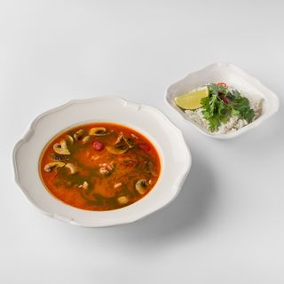 суп том ям с креветками гриль и рисом