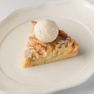 Яблочный пирог с миндальным кремом