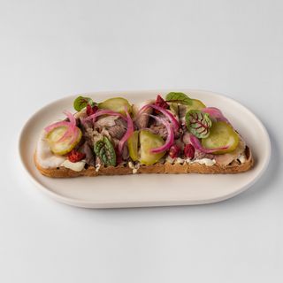 Брускетта с ростбифом из телятины