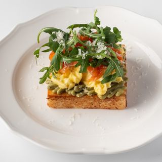 Брускетта с лососем и скрэблом