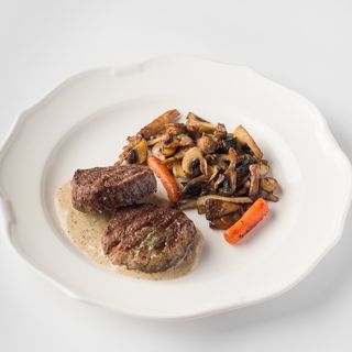 Медальоны из говядины со сливочно-трюфельным соусом 