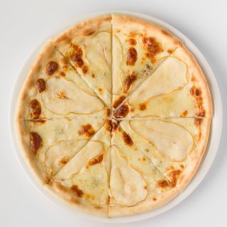Пицца с грушей и сыром "Горгонзола"