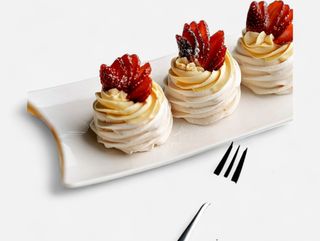 Павлова с клубникой и соусом маскарпоне