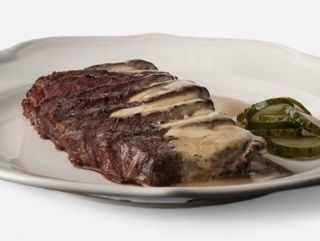 Стейк рибай с огурцом в бурбоне
