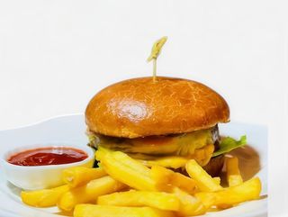 Бургер с булочкой бриошь и мраморной говядиной