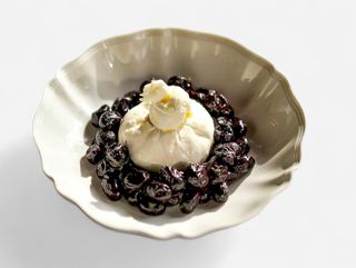 Буррата с копченым виноградом