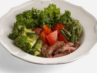 Салат с ростбифом из телятины и соусом чимичурри