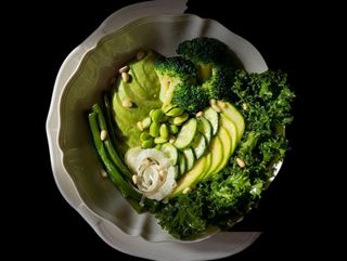 Зеленый салат с шисо-дрессингом