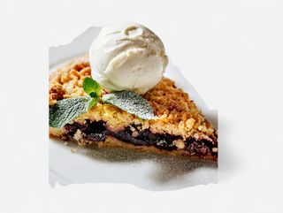 Вишневый пирог с мороженым