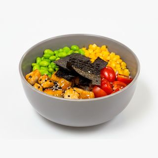 Поке боул с рисом и курицей в соусе унаги