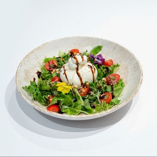 Сливочная Буррата с зеленью и помидорами черри