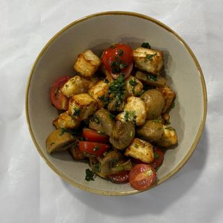 Салат с жареной брынзой