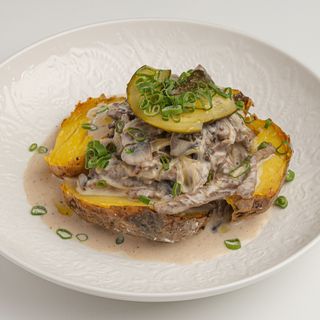 Бефстроганов с запеченным картофелем