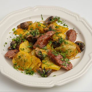 Жареный картофель с колбасками