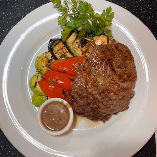 Стейк рибай с хрустящими овощами на гриле