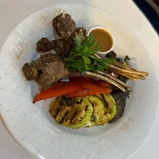 Бараньи ребрышки с соусом грейви и овощами на гриле