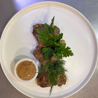 Медальоны из вырезки с соусом демиглас