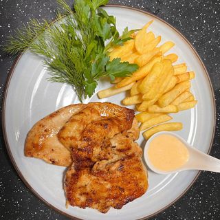 Куриное филе на гриле с фри